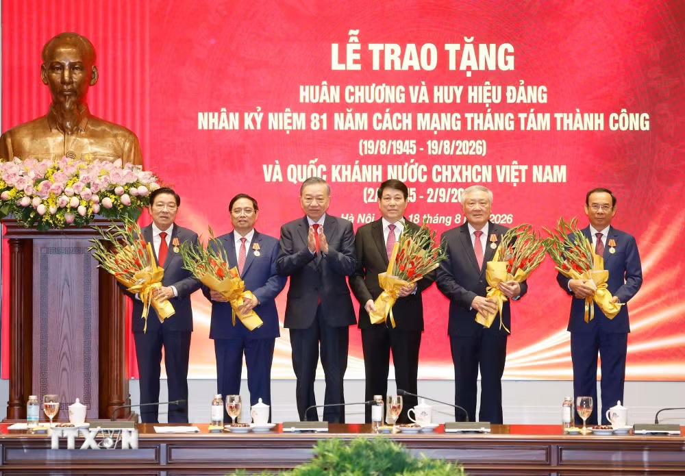 Tổng B&iacute; thư, Chủ tịch nước T&ocirc; L&acirc;m trao tặng Hu&acirc;n chương Hồ Ch&iacute; Minh cho c&aacute;c đồng ch&iacute; nguy&ecirc;n l&atilde;nh đạo Đảng, Nh&agrave; nước. Ảnh: TTXVN