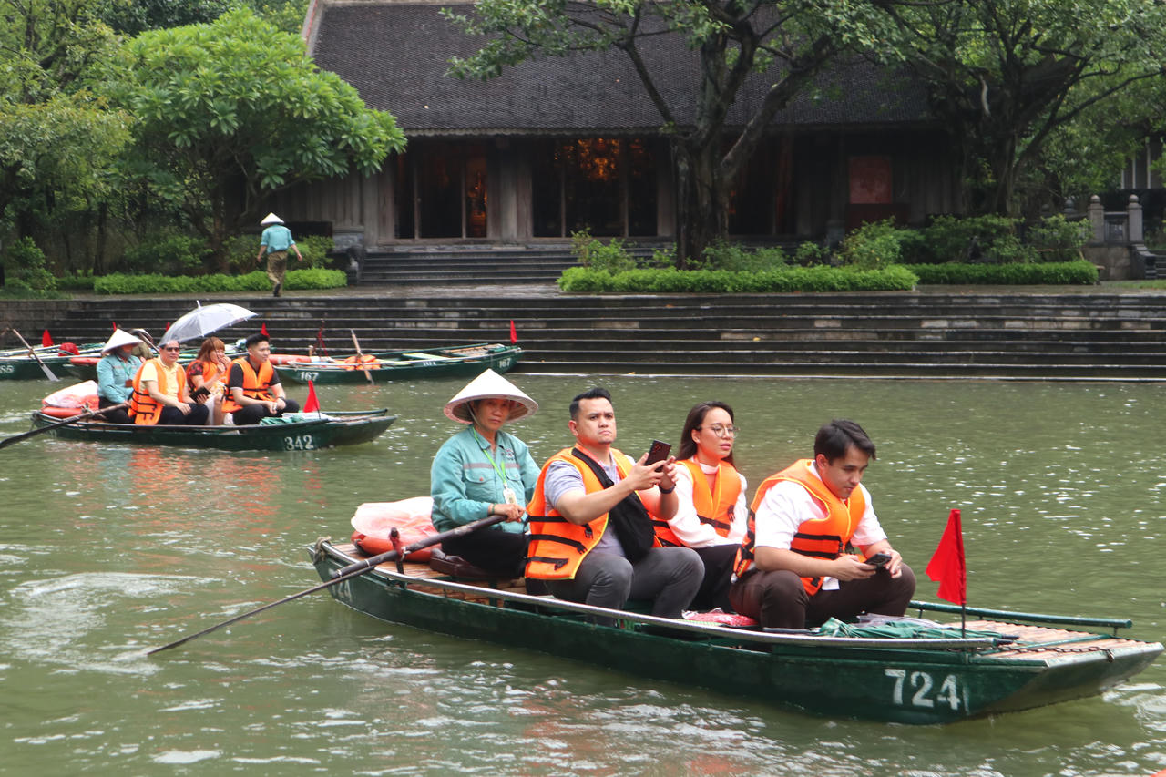Đại biểu Diễn đàn Pháp luật ASEAN trải nghiệm cảnh quan Tràng An - Ninh Bình