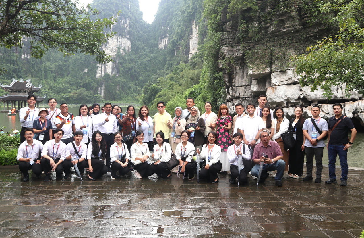 C&aacute;c đại biểu chụp ảnh c&ugrave;ng c&aacute;c t&igrave;nh nguyện vi&ecirc;n (ảnh: Thi&ecirc;n Kim)