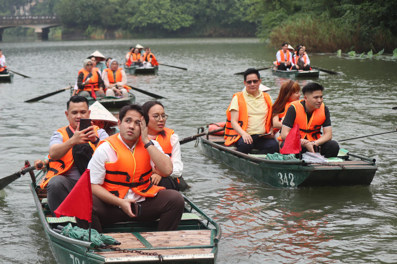 Đại biểu Diễn đàn Pháp luật ASEAN trải nghiệm cảnh quan Tràng An - Ninh Bình