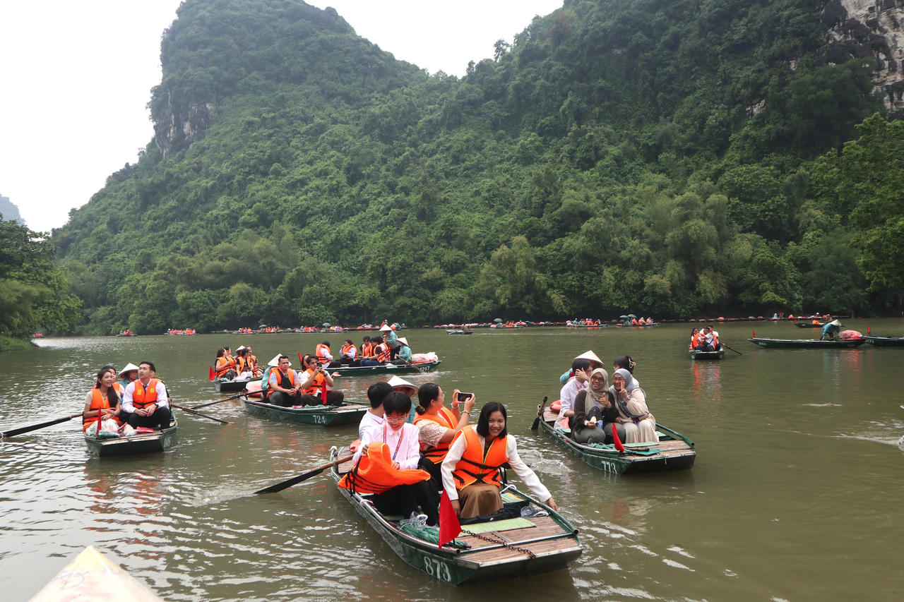 Đại biểu Diễn đàn Pháp luật ASEAN trải nghiệm cảnh quan Tràng An - Ninh Bình