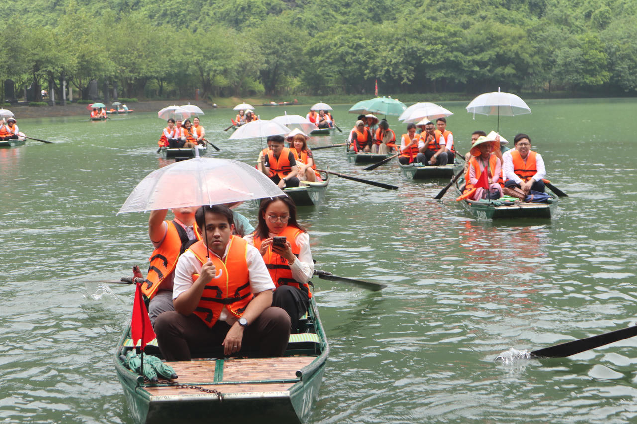 Đại biểu Diễn đàn Pháp luật ASEAN trải nghiệm cảnh quan Tràng An - Ninh Bình