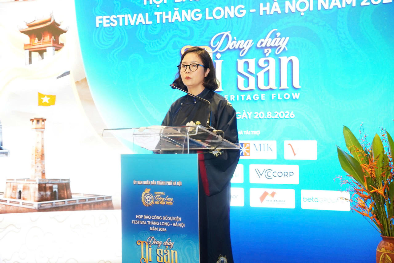 Ph&oacute; Gi&aacute;m đốc Sở Văn h&oacute;a, Thể thao v&agrave; Du lịch H&agrave; Nội L&ecirc; Thị &Aacute;nh Mai ph&aacute;t biểu tại buổi họp b&aacute;o.