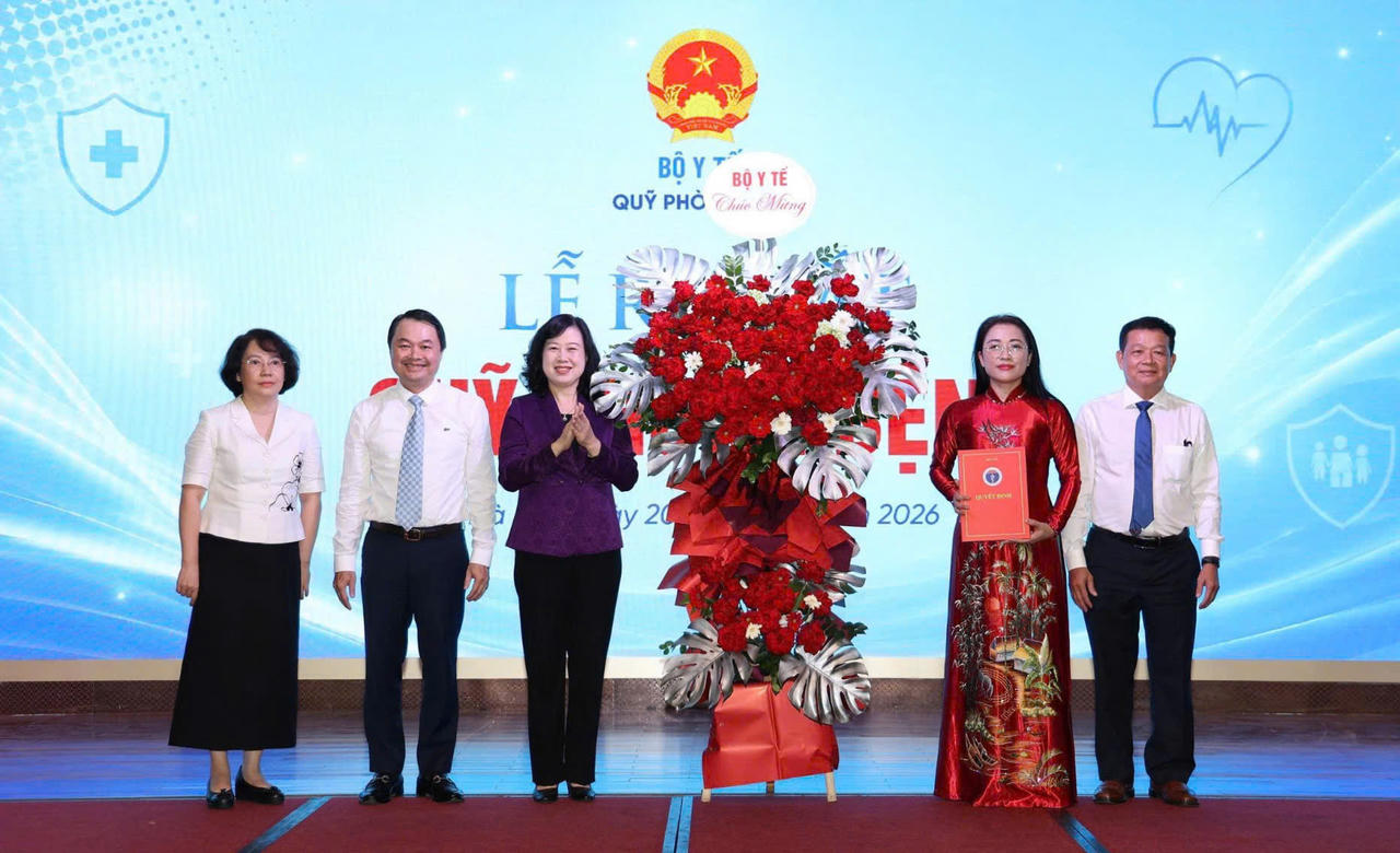 Bộ trưởng Bộ Y tế tặng hoa ch&uacute;c mừng Quỹ Ph&ograve;ng bệnh.