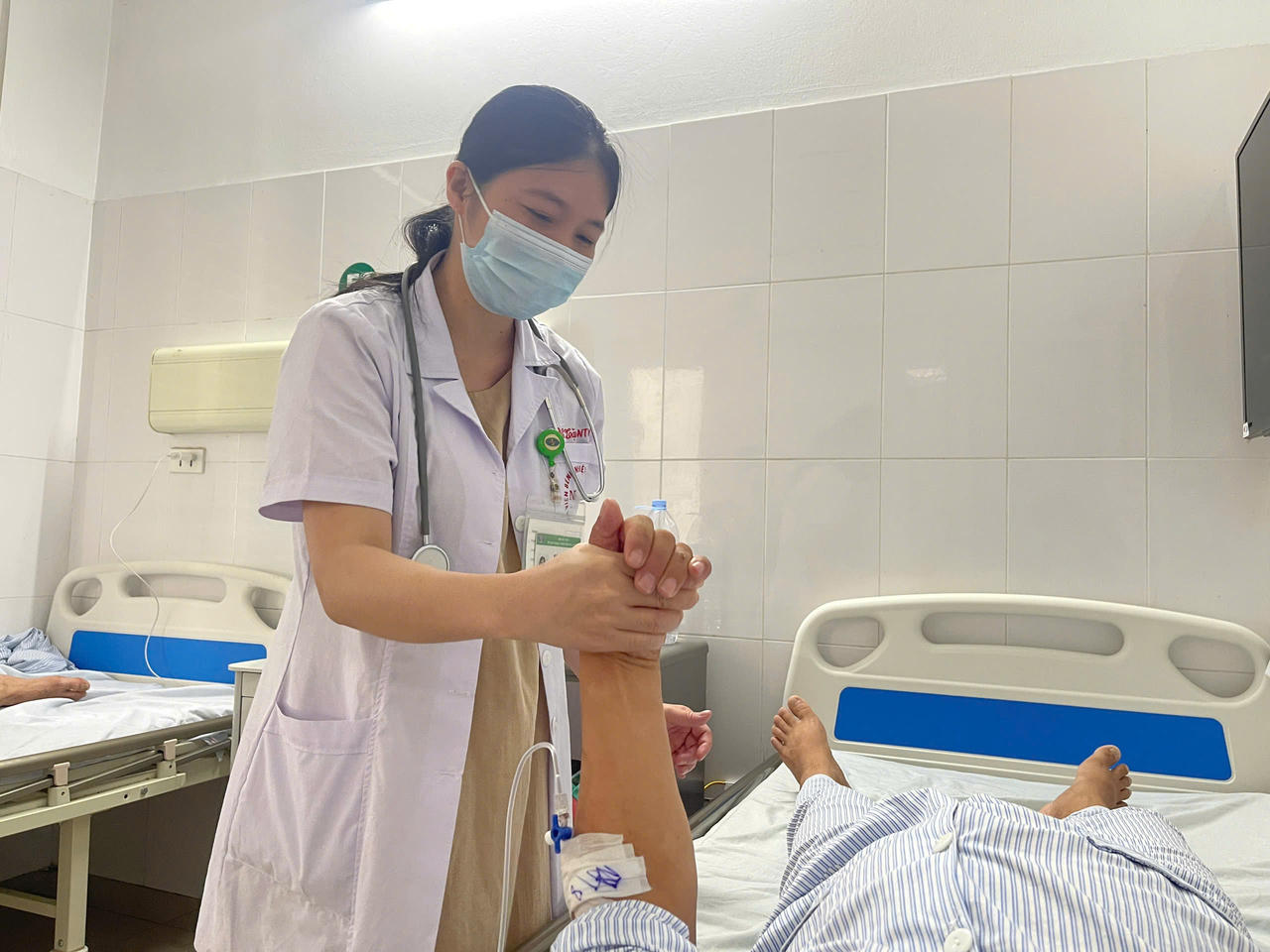 B&aacute;c sĩ đang tiến h&agrave;nh thăm kh&aacute;m cho bệnh nh&acirc;n. Ảnh: Bệnh viện Nhiệt đới TW