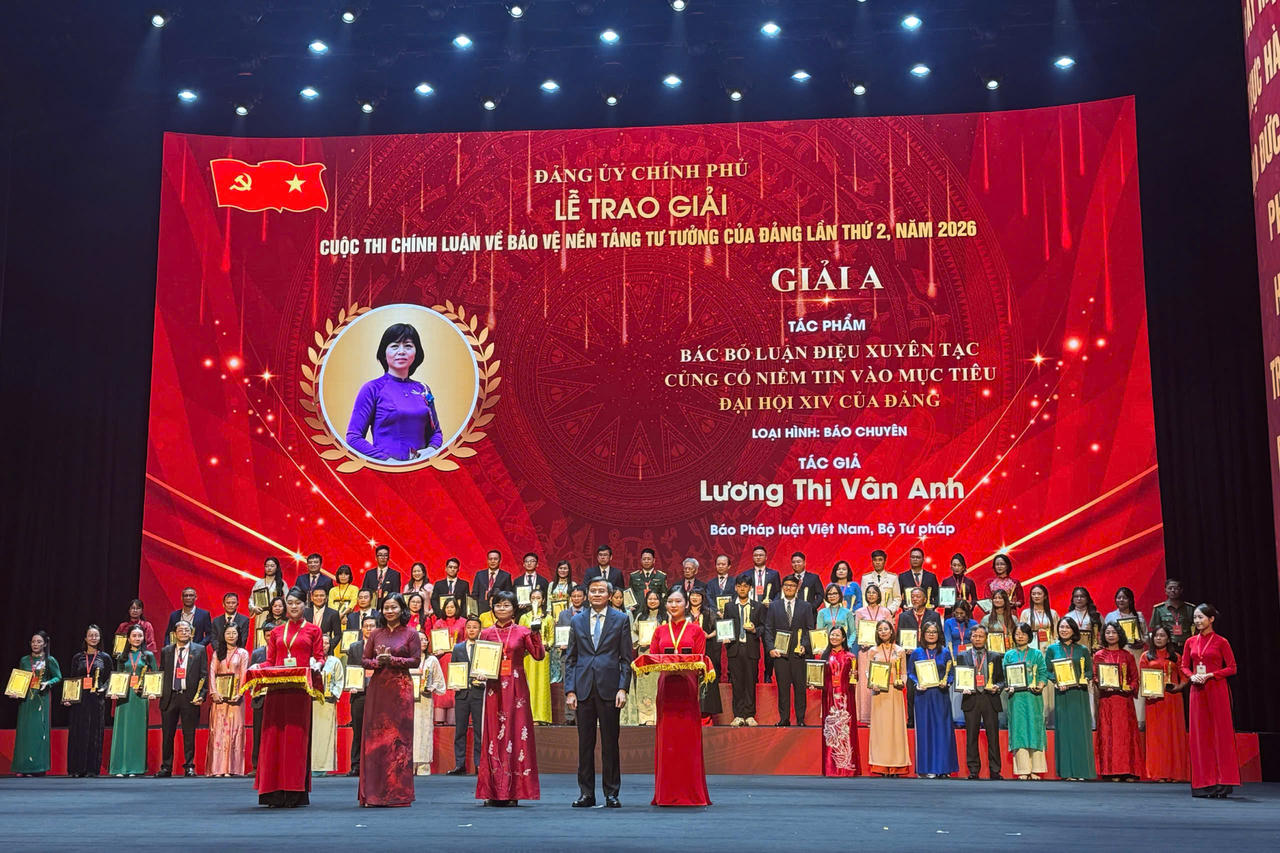 Đồng ch&iacute; Đo&agrave;n Minh Huấn - Ủy vi&ecirc;n Bộ Ch&iacute;nh trị, Gi&aacute;m đốc Học viện Ch&iacute;nh trị quốc gia Hồ Ch&iacute; Minh, Ph&oacute; Trưởng Ban Chỉ đạo 35 Trung ương v&agrave; đồng ch&iacute; Nguyễn Thị Tuyến - Ủy vi&ecirc;n Trung ương Đảng, Ph&oacute; B&iacute; thư chuy&ecirc;n tr&aacute;ch Đảng ủy Ch&iacute;nh phủ trao Giải A cho  t&aacute;c giả Lương Thị V&acirc;n Anh, B&aacute;o Ph&aacute;p luật Việt Nam.
