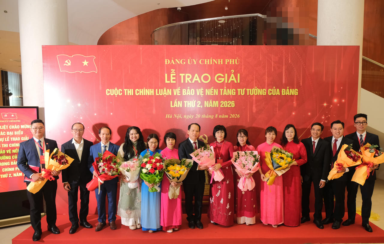 Ủy vi&ecirc;n Trung ương Đảng, Bộ trưởng Bộ Tư ph&aacute;p Ho&agrave;ng Thanh T&ugrave;ng ch&uacute;c mừng v&agrave; chia vui v&oacute;i l&atilde;nh đạo B&aacute;o Ph&aacute;p luật Việt Nam, c&aacute;c t&aacute;c giả thuộc B&aacute;o v&agrave; c&aacute;c đơn vị của Bộ Tư ph&aacute;p đoạt giải.