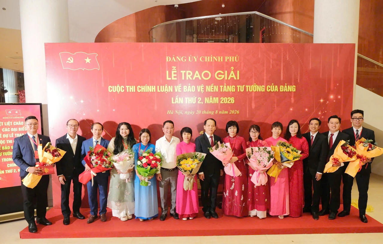B&aacute;o Ph&aacute;p luật Việt Nam gi&agrave;nh 4 giải Cuộc thi ch&iacute;nh luận về bảo vệ nền tảng tư tưởng của Đảng trong Đảng bộ Ch&iacute;nh phủ
