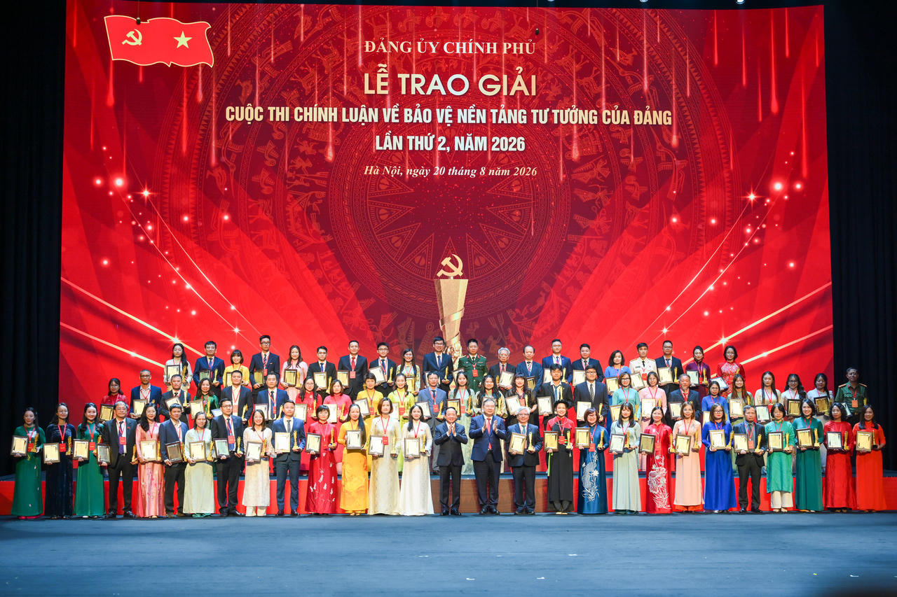Trưởng ban Tuy&ecirc;n gi&aacute;o Trung ương Trịnh Văn Quyết v&agrave; Ph&oacute; Thủ tướng Thường trực Phạm Gia T&uacute;c ch&uacute;c mừng v&agrave; chụp ảnh lưu niệm c&ugrave;ng c&aacute;c t&aacute;c giả đạt Giải.