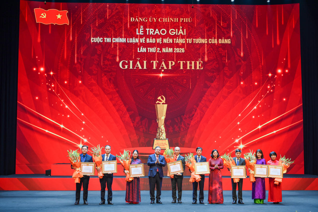 Đồng ch&iacute; Phạm Gia T&uacute;c - Ủy vi&ecirc;n Bộ Ch&iacute;nh trị, Ph&oacute; B&iacute; thư Thường trực Đảng ủy Ch&iacute;nh phủ, Ph&oacute; Thủ tướng Thường trực Ch&iacute;nh phủ, Trưởng Ban Chỉ đạo 35 Đảng ủy Ch&iacute;nh phủ trao Bằng khen của Đảng uỷ Ch&iacute;nh phủ cho c&aacute;c tập thể c&oacute; th&agrave;nh t&iacute;ch xuất sắc.