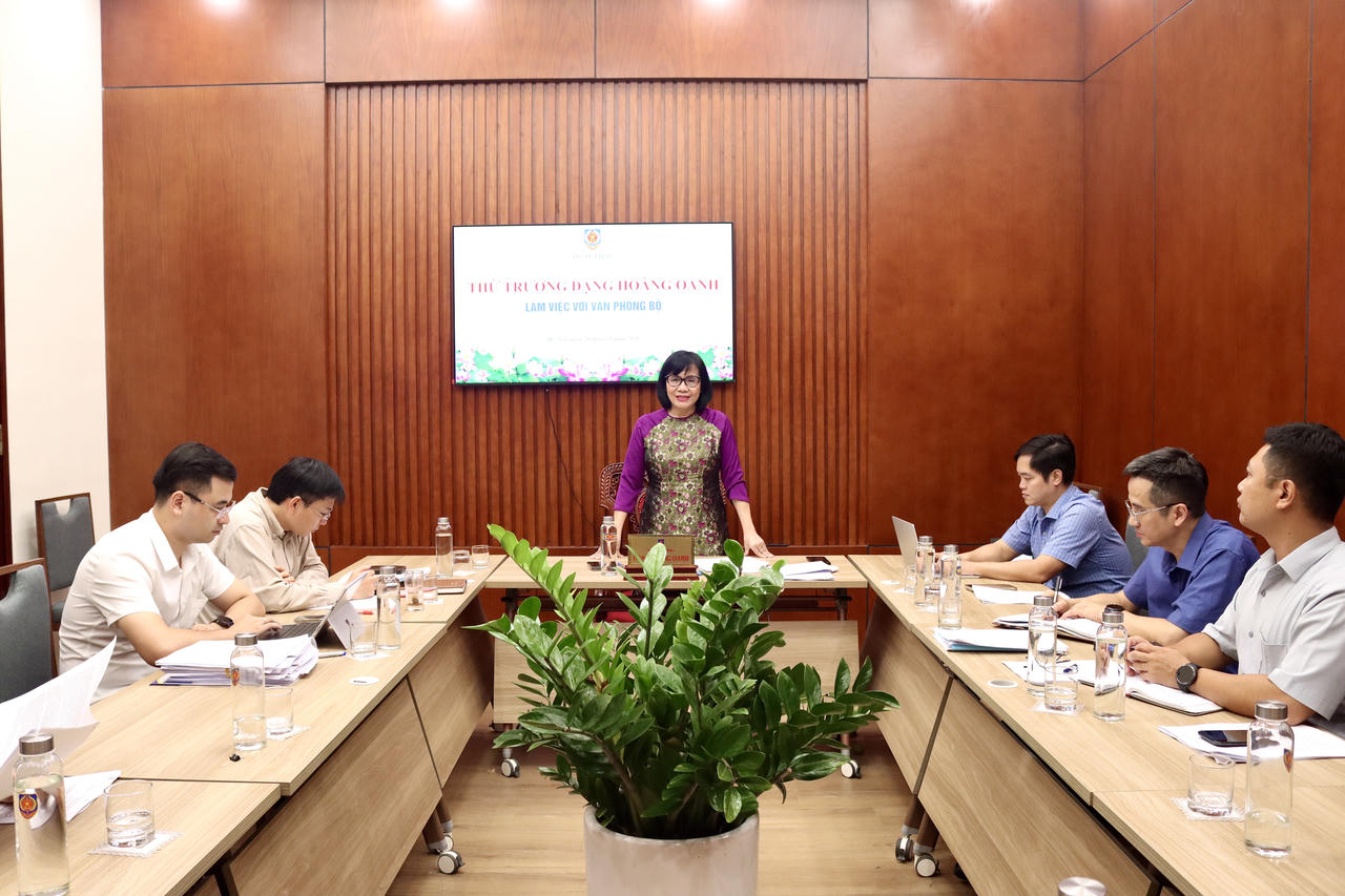 Thứ trưởng Đặng Ho&agrave;ng Oanh ph&aacute;t biểu kết luận.
