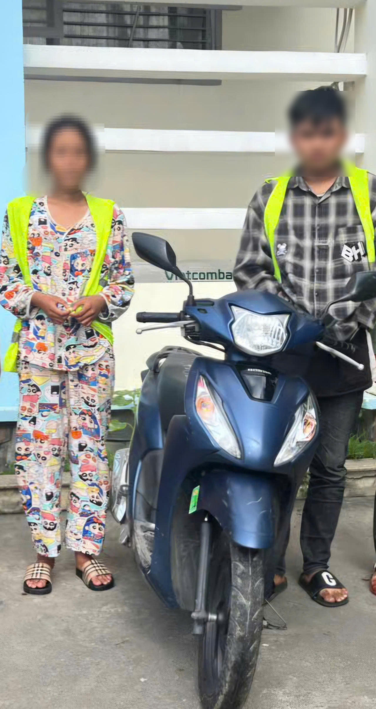 Hai đối tượng c&ugrave;ng phương tiện g&acirc;y &aacute;n. Ảnh: C&ocirc;ng an cung cấp
