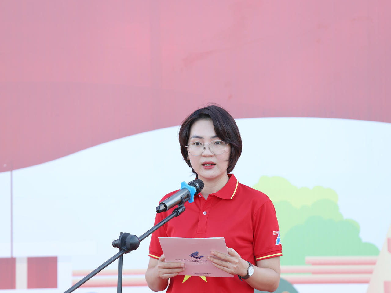 Ph&oacute; B&iacute; thư Tỉnh Đo&agrave;n, Chủ tịch Hội LHTN Việt Nam tỉnh Kh&aacute;nh H&ograve;a T&ocirc; Thị Tuyết Ng&acirc;n ph&aacute;t biểu tại chương tr&igrave;nh. (Ảnh: Đăng Hải)