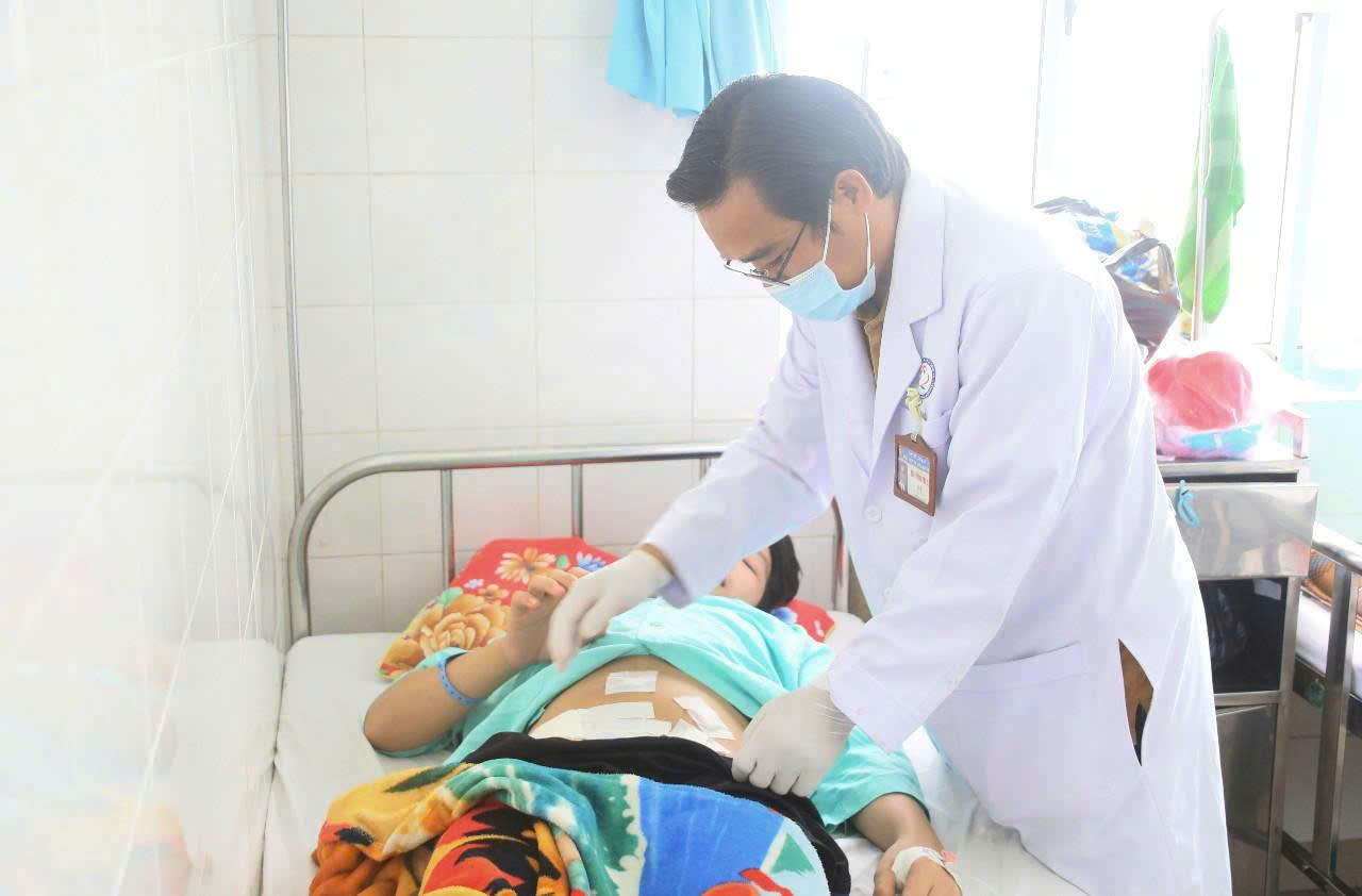Bệnh nh&acirc;n đ&atilde; được c&aacute;c y, b&aacute;c sĩ thường xuy&ecirc;n thăm kh&aacute;m sau phẫu thuật (ảnh: L&ecirc; Lối)