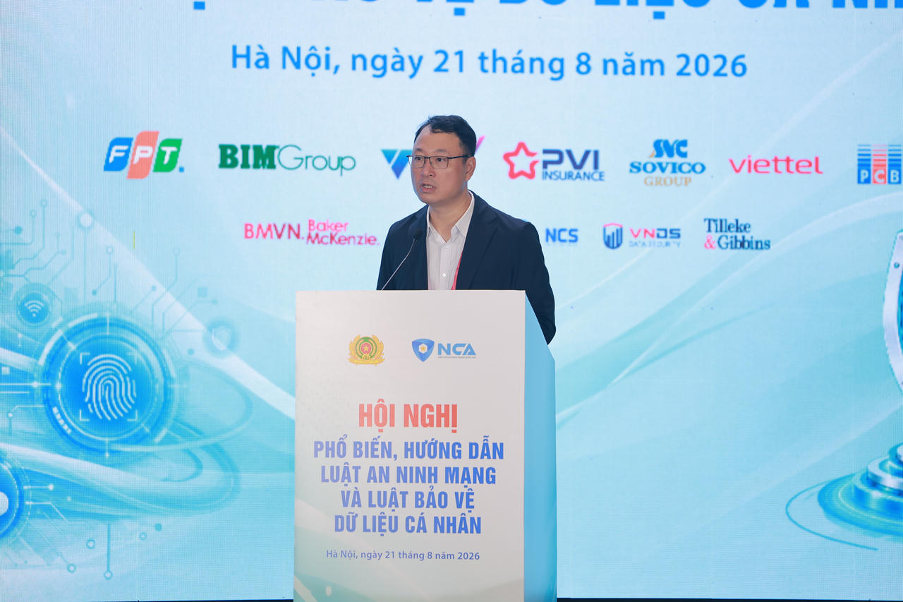 Thượng t&aacute; Triệu Mạnh T&ugrave;ng, Ph&oacute; Cục trưởng Cục An ninh mạng v&agrave; ph&ograve;ng chống tội phạm sử dụng c&ocirc;ng nghệ cao b&aacute;o c&aacute;o về những điểm mới của Luật An ninh mạng năm 2025. (Ảnh: NCA)