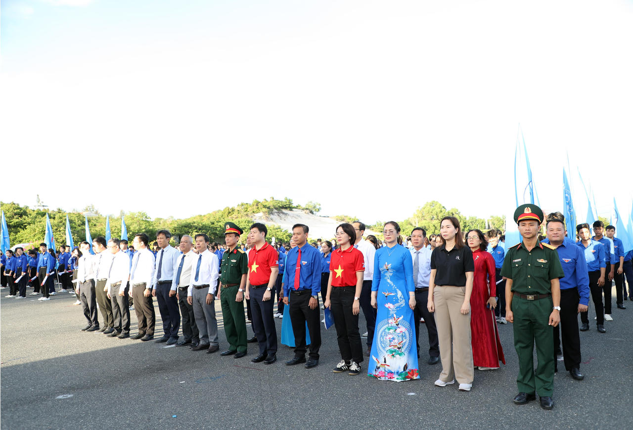 Lễ ch&agrave;o cờ được tổ chức trang nghi&ecirc;m với c&aacute;c nghi thức ch&agrave;o cờ, h&aacute;t Quốc ca v&agrave; Hội ca tại Khu tưởng niệm chiến sĩ Gạc Ma. (Ảnh: Đăng Hải)