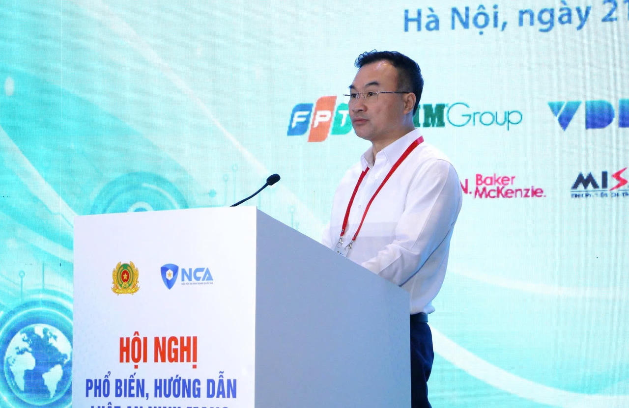 Trung t&aacute; L&ecirc; Anh Tuấn - Ph&oacute; Trưởng ph&ograve;ng 5 - Cục An ninh mạng v&agrave; ph&ograve;ng, chống tội phạm sử dụng c&ocirc;ng nghệ cao, Bộ C&ocirc;ng an tr&igrave;nh b&agrave;y chuy&ecirc;n đề Lừa đảo trực tuyến. (Ảnh: NCA)
