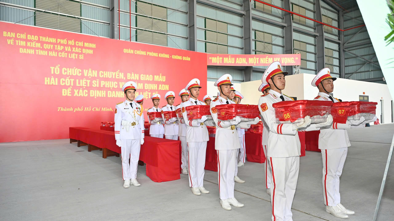 C&aacute;c mẫu sinh phẩm được ni&ecirc;m phong, đ&oacute;ng g&oacute;i nghi&ecirc;m ngặt trong h&agrave;nh tr&igrave;nh đi từ ga qu&acirc;n sự s&acirc;n bay T&acirc;n Sơn Nhất đến s&acirc;n bay qu&acirc;n sự Gia L&acirc;m. (Ảnh: Xu&acirc;n Sang)