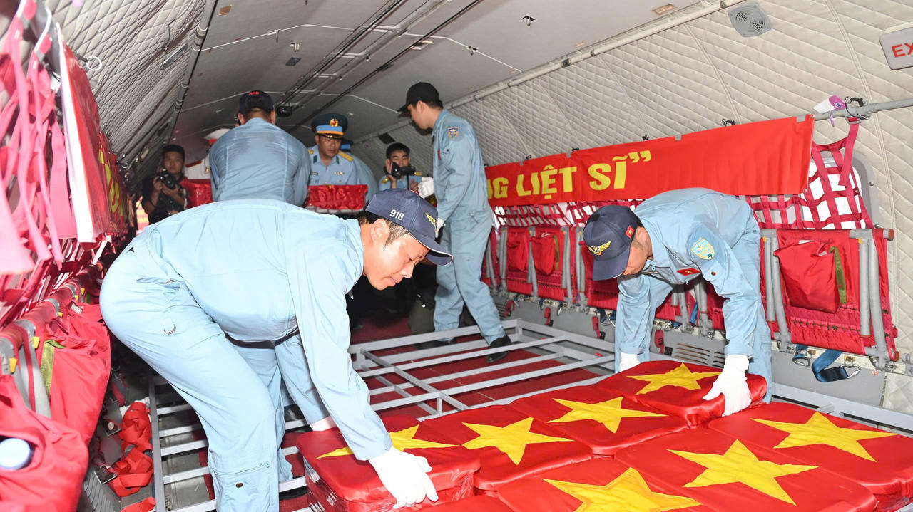 B&ecirc;n trong khoan m&aacute;y bay qu&acirc;n sự, nơi c&aacute;c mẫu sinh phẩm h&agrave;i cốt liệt sĩ thực hiện h&agrave;nh tr&igrave;nh ra H&agrave; Nội gi&aacute;m định ADN. (Ảnh: Xu&acirc;n Sang)