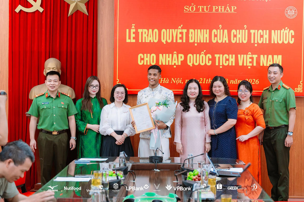 L&atilde;nh đạo Sở Tư ph&aacute;p H&agrave; Nội trao Quyết định của Chủ tịch nước cho nhập quốc tịch Việt Nam với Nguyễn Adou Leygley Minh (Ảnh CAHN)