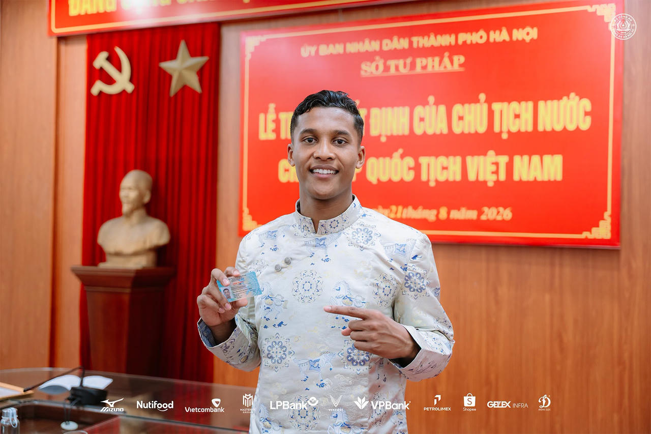 Niềm vui của Nguyễn Adou Leygley Minh khi nhận căn cước c&ocirc;ng d&acirc;n Việt Nam (Ảnh CAHN)