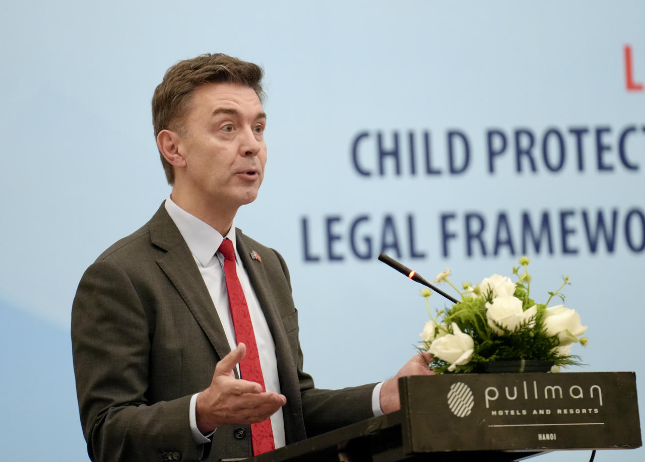 Đại sứ Li&ecirc;n minh ch&acirc;u &Acirc;u tại Việt Nam Julien Guerrier ph&aacute;t biểu khai mạc.