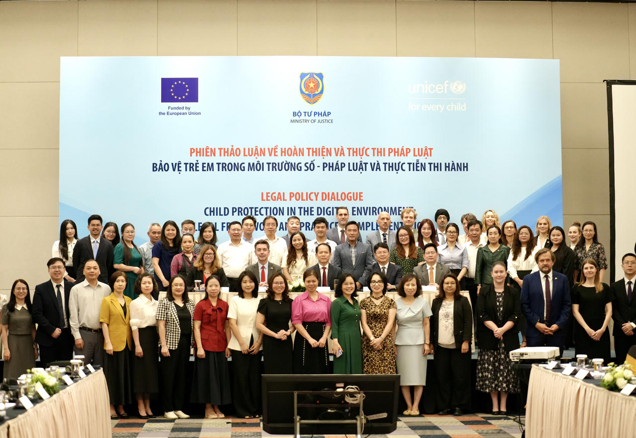 C&aacute;c đại biểu chụp ảnh lưu niệm.