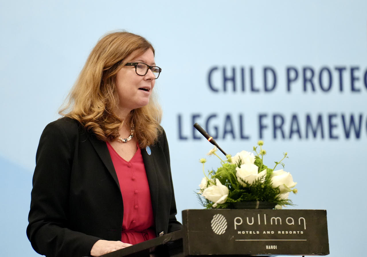 B&agrave; Silvia Danailov, Trưởng Đại diện UNICEF tại Việt Nam ph&aacute;t biểu tại phi&ecirc;n thảo luận.