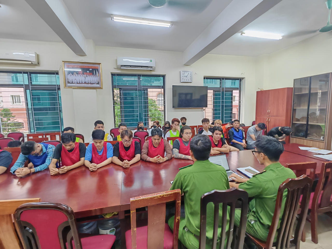 Phạm Tuấn c&ugrave;ng c&aacute;c bị can tại Cơ quan CSĐT. (Ảnh: CAHN)