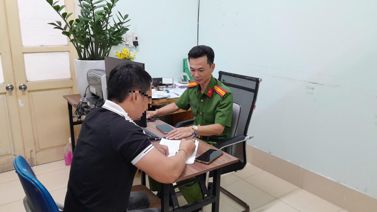 Cơ quan C&ocirc;ng an l&agrave;m việc với trường hợp vi phạm (Ảnh C&ocirc;ng an Hưng Y&ecirc;n)