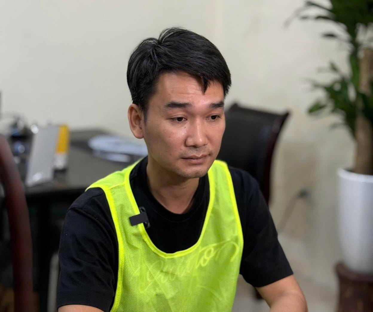 Đối tượng Vũ Hải Long tại cơ quan C&ocirc;ng an. Ảnh: C&ocirc;ng an H&agrave; Nội