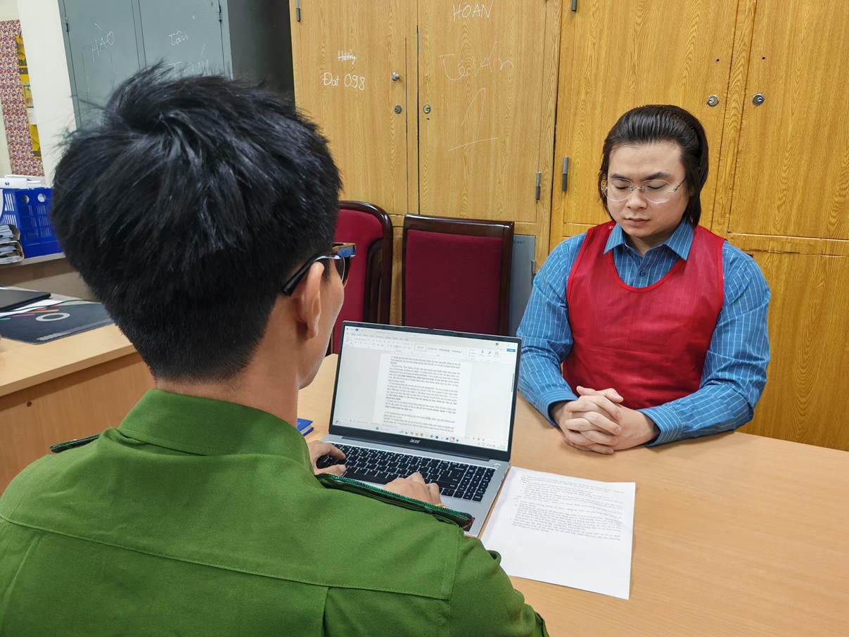 Đối tượng Phạm Tuấn tại cơ quan C&ocirc;ng an. (Ảnh: C&ocirc;ng an H&agrave; Nội)