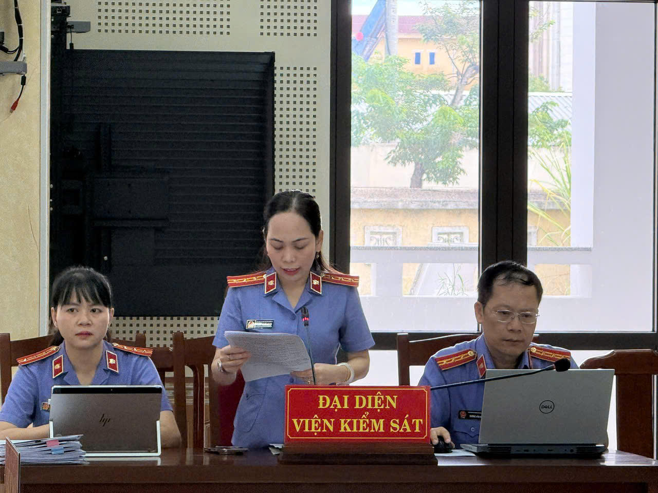 Đại diện Viện KSND tỉnh Quảng Trị c&ocirc;ng bố C&aacute;o trạng. (Ảnh: Minh Phương)