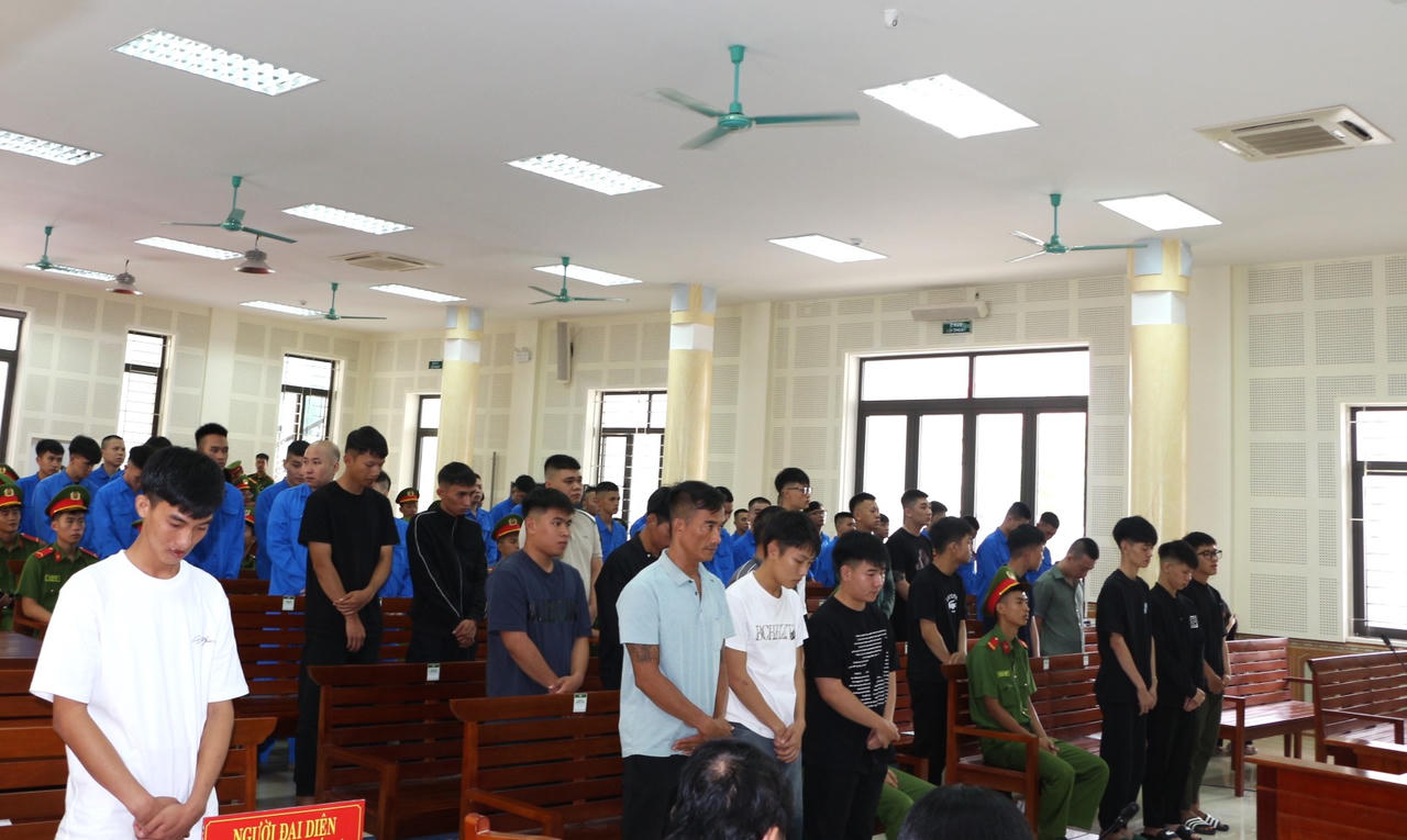 C&aacute;c bị c&aacute;o tại phi&ecirc;n t&ograve;a x&eacute;t xử vụ &aacute;n ma t&uacute;y xảy ra tại nh&agrave; h&agrave;ng King Club. (Ảnh: Minh Phương)