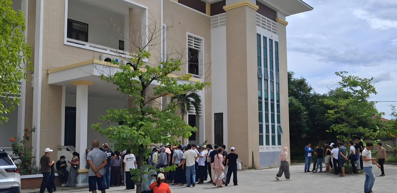 Kh&aacute; đ&ocirc;ng người th&acirc;n c&aacute;c bị c&aacute;o tập trung b&ecirc;n ngo&agrave;i khu vực diễn ra phi&ecirc;n t&ograve;a x&eacute;t xử vụ &aacute;n ma t&uacute;y tại King Club. (Ảnh: Minh Phương)