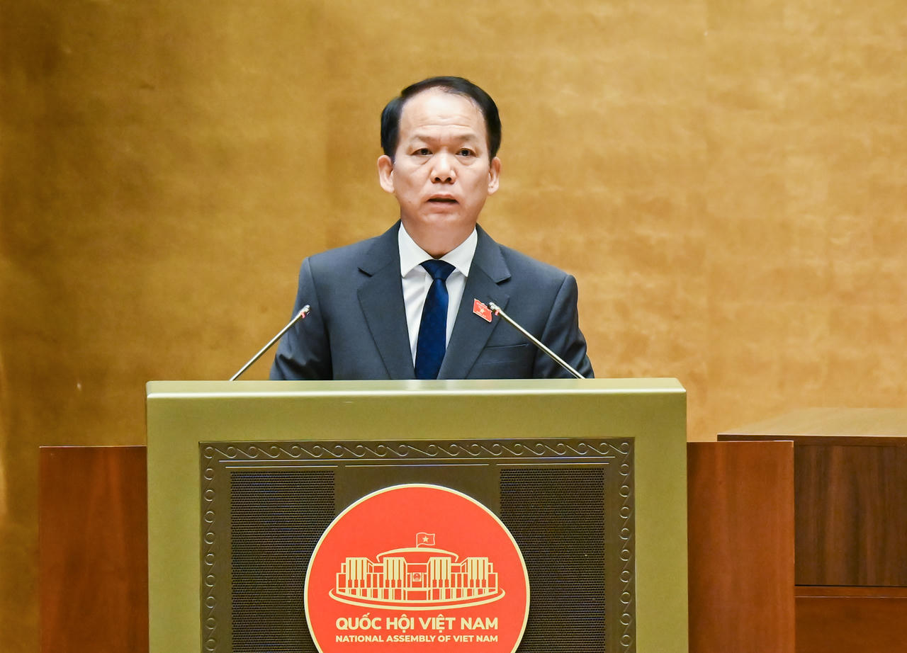 Bộ trưởng Ho&agrave;ng Thanh T&ugrave;ng tr&igrave;nh b&agrave;y B&aacute;o c&aacute;o giải tr&igrave;nh, tiếp thu, chỉnh l&yacute; dự thảo Luật Phổ biến, gi&aacute;o dục ph&aacute;p luật (sửa đổi). (Ảnh: Duy Linh)