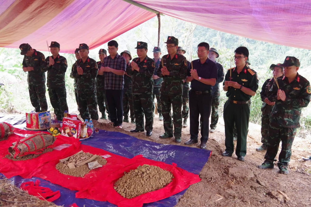 Đại diện Bộ Chỉ huy Qu&acirc;n sự tỉnh, Đội T&igrave;m kiếm, Quy tập h&agrave;i cốt liệt sĩ, l&atilde;nh đạo c&aacute;c địa phương thắp hương trước c&aacute;c h&agrave;i cốt liệt sĩ được t&igrave;m thấy. (Ảnh: BCHQS tỉnh Tuy&ecirc;n Quang)