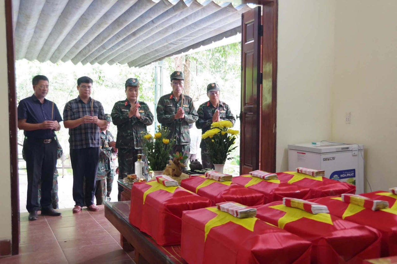 Đại diện BCHQS tỉnh v&agrave; l&atilde;nh đạo địa phương thắp hương trước c&aacute;c h&agrave;i cốt liệt sĩ tại Nh&agrave; qu&agrave;n. (Ảnh: BCHQS tỉnh Tuy&ecirc;n Quang)