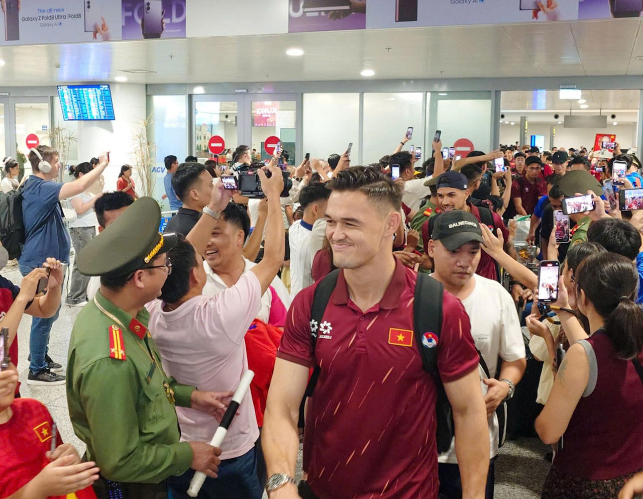 Tối 23/8, đội tuyển Việt Nam đ&atilde; trở về H&agrave; Nội sau h&agrave;nh tr&igrave;nh từ Bangkok, Th&aacute;i Lan (Ảnh VFF)