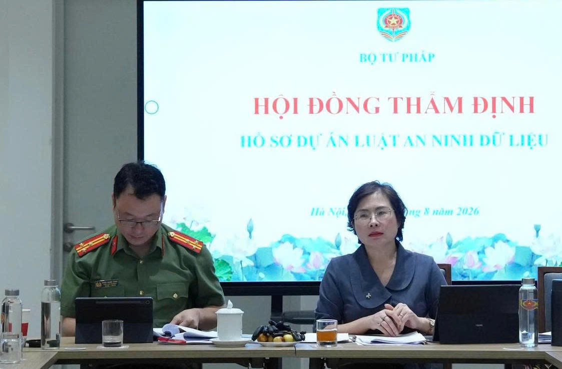 Cục trưởng Cục Ph&aacute;p luật h&igrave;nh sự - h&agrave;nh ch&iacute;nh v&agrave; Quản l&yacute; xử l&yacute; vi phạm h&agrave;nh ch&iacute;nh Nguyễn Thị Hạnh chủ tr&igrave; Hội đồng thẩm định.