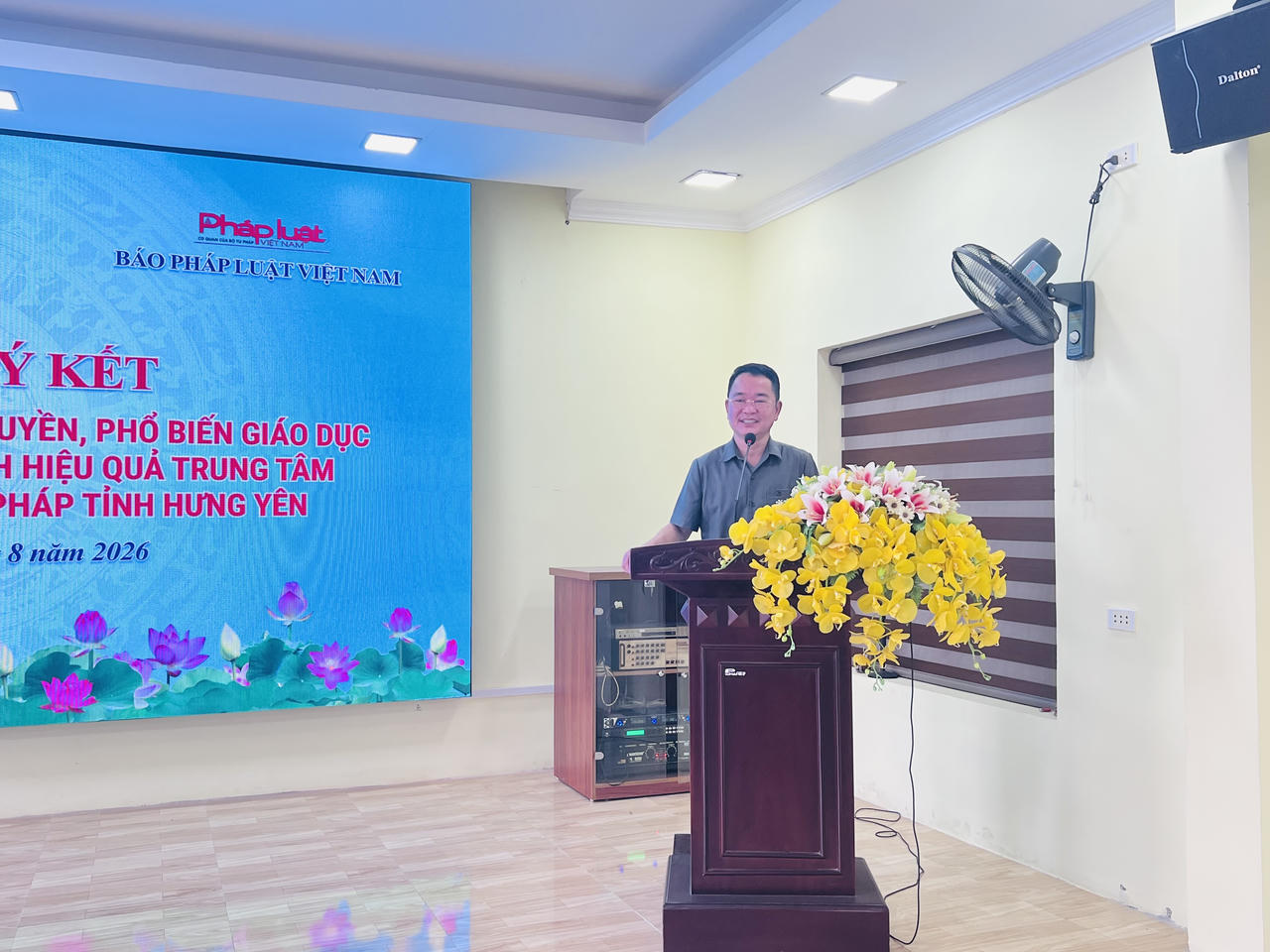 TS.Vũ Ho&agrave;i Nam, Tổng Bi&ecirc;n tập B&aacute;o Ph&aacute;p luật Việt Nam ph&aacute;t biểu tại Hội nghị K&yacute; kết (Ảnh Đ&ocirc;ng Bắc)