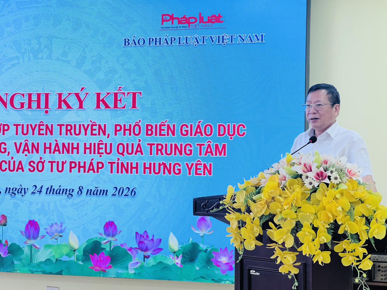 Gi&aacute;m đốc Sở Tư ph&aacute;p tỉnh Hưng Y&ecirc;n Trần Hữu Nam ph&aacute;t biểu tại Hội nghị K&yacute; kết (Ảnh Đ&ocirc;ng Bắc)