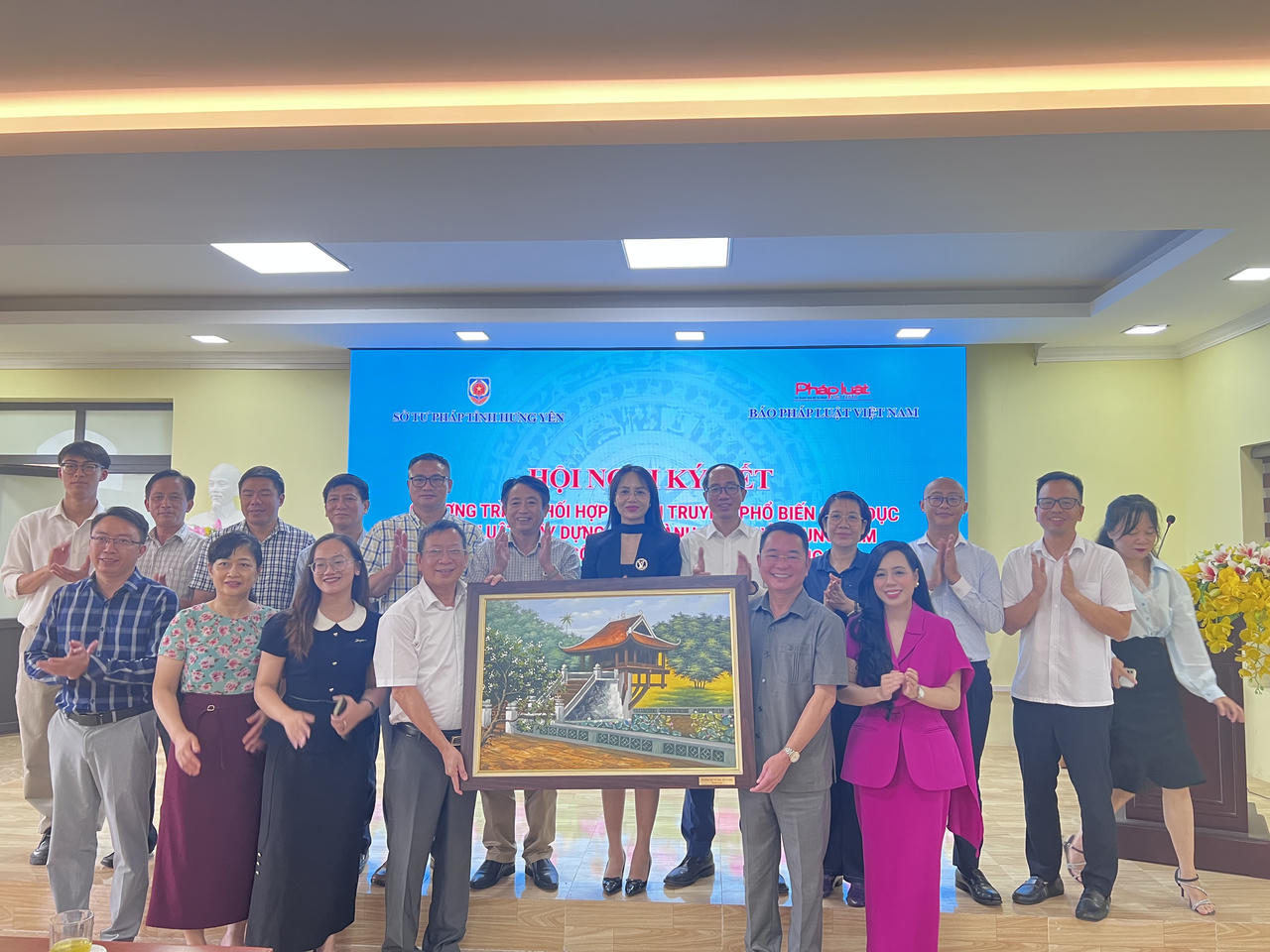 Tổng Bi&ecirc;n tập B&aacute;o PLVN TS. Vũ Ho&agrave;i Nam trao tặng bức tranh kỷ niệm cho l&atilde;nh đạo Sở Tư ph&aacute;p tỉnh Hưng Y&ecirc;n (Ảnh Đ&ocirc;ng Bắc)