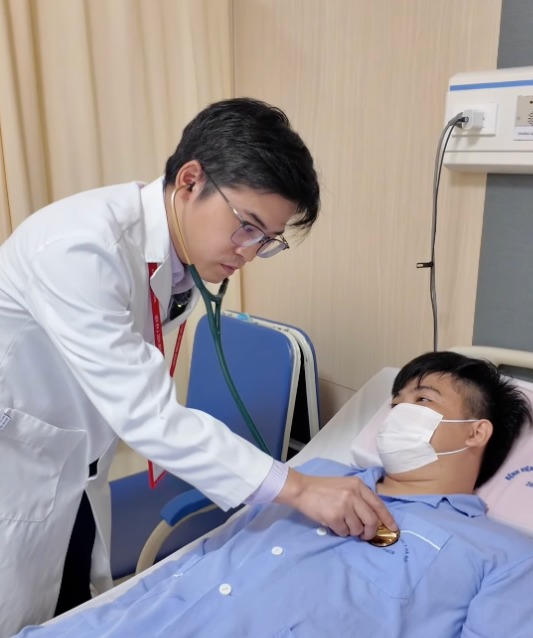 B&aacute;c sĩ Trung t&acirc;m Tim mạch, bệnh viện Đại học Y H&agrave; Nội kiểm tra sức khỏe cho bệnh nh&acirc;n. (Ảnh: BVCC).