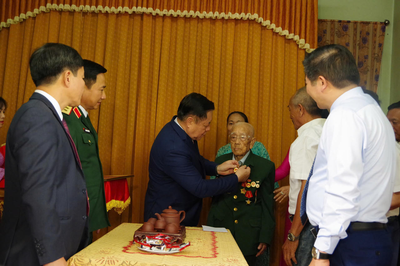 Đại tướng Nguyễn Trọng Nghĩa, l&atilde;nh đạo Qu&acirc;n khu 4 v&agrave; tỉnh Quảng Trị ch&uacute;c mừng đảng vi&ecirc;n Đinh H&ugrave;ng Th&aacute;i, ở phường Đồng Sơn. (Ảnh: Xu&acirc;n Diện)