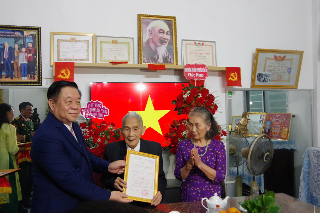 Đại tướng Nguyễn Trọng Nghĩa trao Huy hiệu 80 năm tuổi Đảng cho đảng vi&ecirc;n Ho&agrave;ng Kim Ph&ugrave;ng, ở phường Đ&ocirc;ng H&agrave;. (Ảnh: Xu&acirc;n Diện)