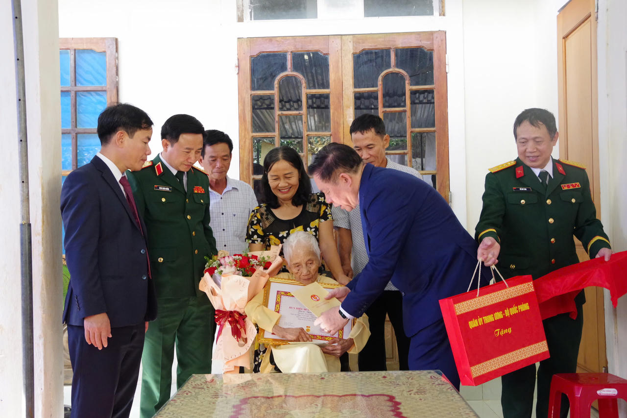 Đại tướng Nguyễn Trọng Nghĩa trao Huy hiệu 80 năm tuổi Đảng cho đảng vi&ecirc;n Trần Thị Tr&igrave;nh, ở x&atilde; Lệ Thủy. (Ảnh: Xu&acirc;n Diện)