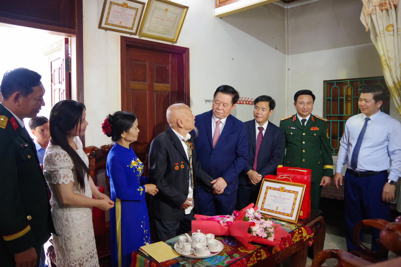 Đại tướng Nguyễn Trọng Nghĩa trao Huy hiệu 80 năm tuổi Đảng cho đảng vi&ecirc;n Phan B&aacute; Ph&ugrave;, ở x&atilde; &Aacute;i Tử. (Ảnh: Xu&acirc;n Diện)