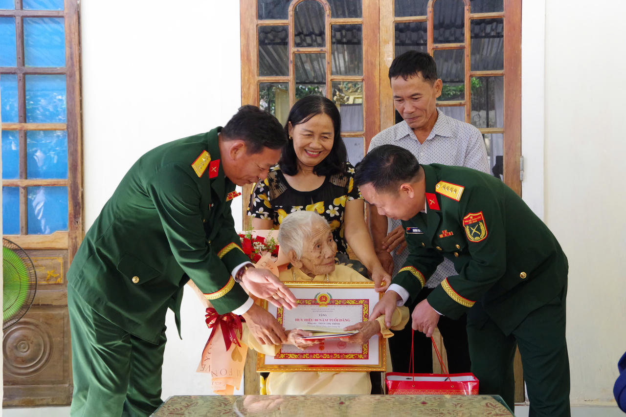 Chủ nhiệm Tổng cục Chính trị dâng hương tri ân Đại tướng Võ Nguyên Giáp, trao Huy hiệu 80 năm tuổi Đảng tại Quảng Trị
