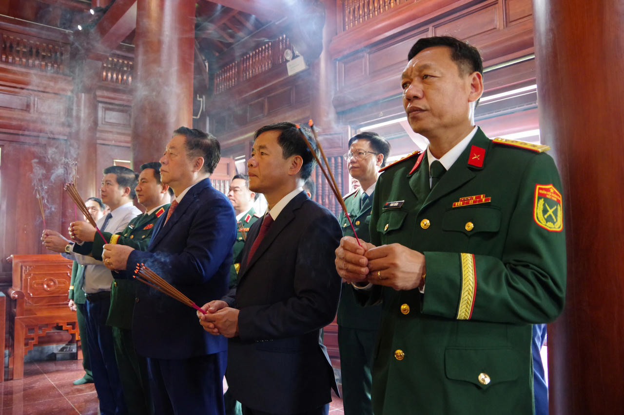 Đại tướng Nguyễn Trọng Nghĩa d&acirc;ng hương, tri &acirc;n Đại tướng V&otilde; Nguy&ecirc;n Gi&aacute;p. (Ảnh: Xu&acirc;n Diện)